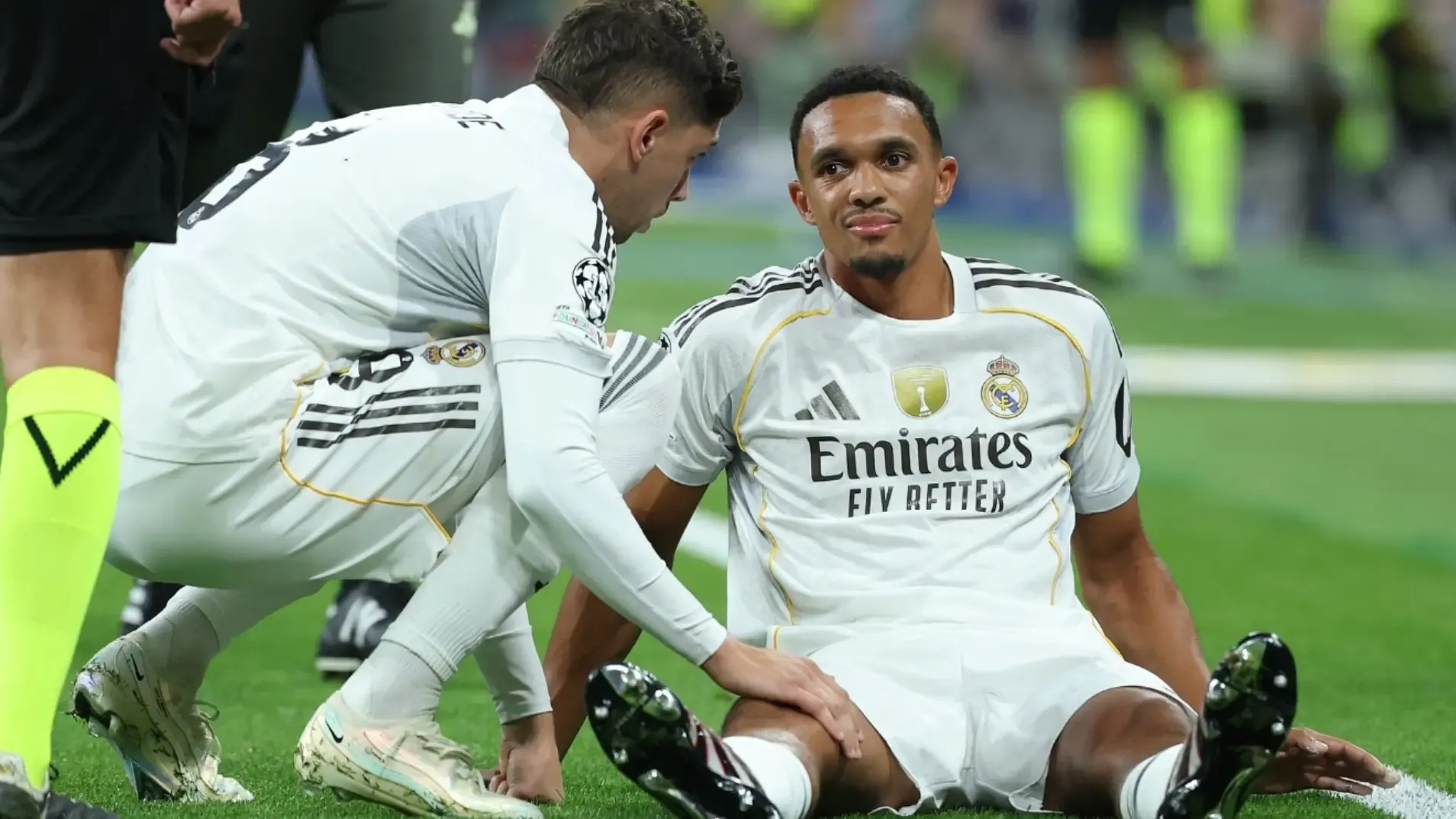 NÓNG: Alexander-Arnold gục ngã